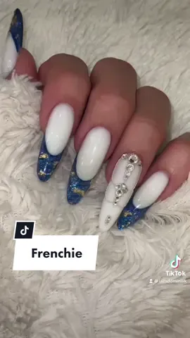 Akkor kirakom még egyszer, talán most jó lesz. Végre kék körmiik💅🏼🤩 #nails #nails💅 #nailart #frencnails 