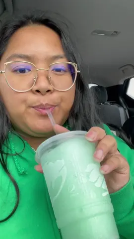 First time trying a Mexican pizza 🥴 which is basically a glorified nacho 😂 #mexicanpizza #tacobell #crunch #bajablast #eatwithme #foodislife #foryou #fypシ #caitlineats 