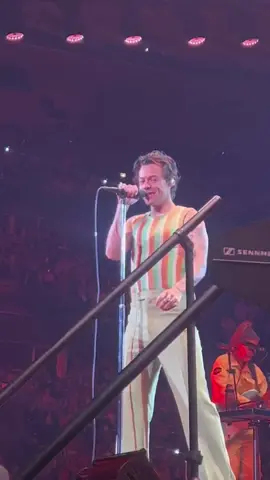 I need to leave right now #harrystyles #harries #chicagoharry #hslot #loveontour #harryshouse