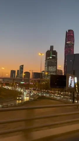 لحظات الغروب بحد ذاتها حياة.. 😍#تصويري #اكسبلووووورررر #foryoupage #ترند_تيك_توك #ترند #خواطر #شيلات #مساء #مساء_الخير #الرياض #الغروب 