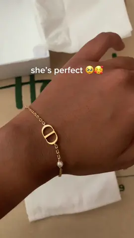 She’s gorgeous 😍 ignore my watch tan 😩 #unboxingdior #unboxingjewelry #diorbracelet #diorjewelry 