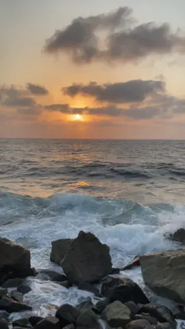 اجعل نفسكك مثل البحر يحمل في داخله الكثير ولا يتأثــر💛🌊#بحر #كورنيش_جدة #اكسبلور_تيك_توك #تصويري #تصميم_فيديوهات🎶🎤🎬 #السعودية 