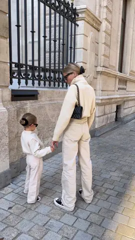 mini me <3 #beigeaesthetic #beigeoutfit #momanddaughter #momanddaughtervibes #matchingoutfits 