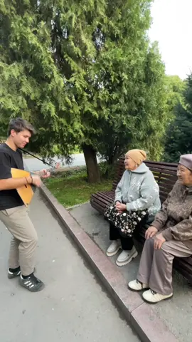 Приятно, когда не только угадают, а ещё и споют! Вы бы не постеснялись спеть? #музыка #коробочка #коробейники 