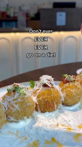 The more cheese, the better. #London #Foodie #restaurants #restaurantsinlondon #food #Love #yum #londonhotspots #dineinlondon #deargrace #westlondon #londonlife #londontiktok 
