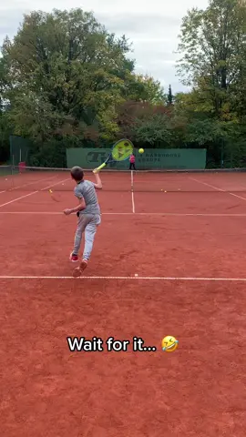 He hit the wrong ball 🥴🎾 @kochta_tennis_family #sportbible #sports #tennis #tennisplayer #tennistiktok #tennisfail 