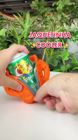 BEBIDA QUENTE? 🥵 Nunca mais 💁‍♀️ Olha essa ~jaquetinha cooler~ pra deixar sua bebida geladinha. 🧊 Manda pro seu mige que ama um refrizinho no ponto! #AcheiNaShopee 