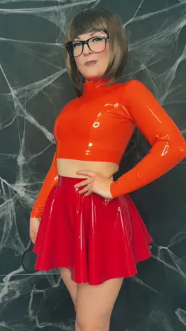 JINKIES! Super shiny Velma 👀 #latexvelma #velmadinkley #velmadinkleycosplay #velmacosplay 