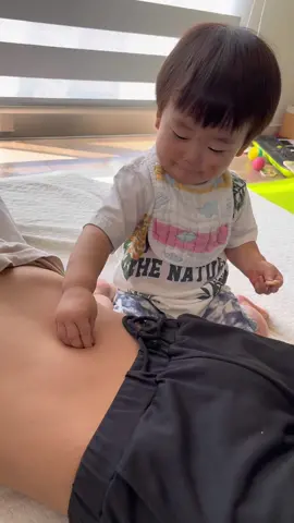 Putting a bread in papa’s bellybutton😂　#babytiktok #japanesebaby #赤ちゃんのいたずら #一歳ボーイ　#一歳赤ちゃん #一歳2か月　#fypシ 