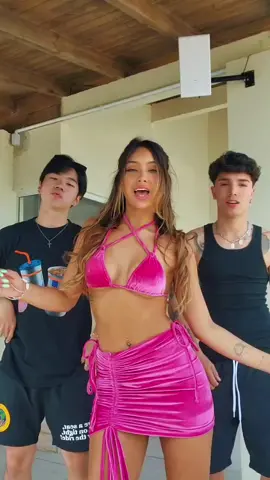o @allan_jeon esquecendo de me dar a mão kakakakak veiiii (lembrando que ele é meu amigo e foi fraco kkk) Dc: @crvgluna_ 
