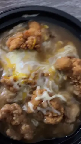 I need a tripod😭 this shaky camera is killing me #kayyeatss #pdxfoodie #portlandoregon #kfcsecretmenuhacks #kfcfamousbowl 