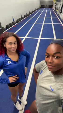 400m runners 😭 I’ve been waiting to do this on someone #duke #track #athlete 