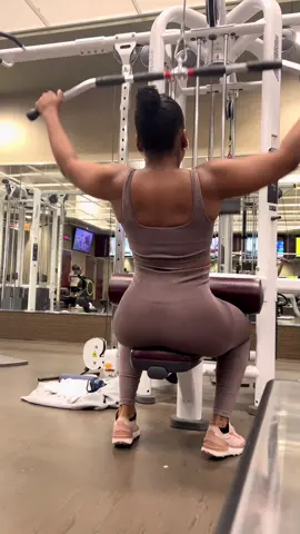 a peek into my pull day.. we went backless all summer #upperbody #pullday