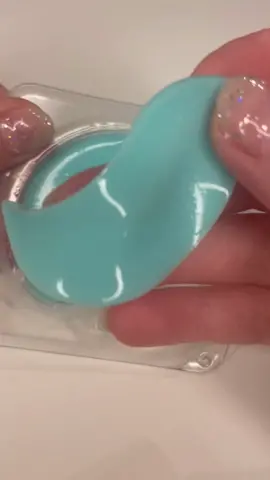 Augenpads von Klorane ✨ Die Augenpads mit beruhigender Kornblume sind für eine optimale Wirkung im Bereich der Augen passend geformt, mildern Zeichen von Müdigkeit und wirken erfrischend. Augenringe werden gemildert, Tränensäcke schwellen ab und der Augenbereich wird aufgehellt. Sie sind speziell formuliert für extrem empfindliche Augen und Linsenträger*innen. #eyepads #klorane #skincare #kornblume #bleuet #augenpads 