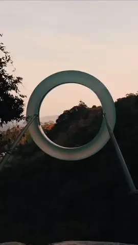 Muriqui distrito de Mangaratiba, recebe esse nome em homenagem ao maior primata das Américas e que só é  encontrado na Mata Atlântico. Para chegar ao topo da cachoeira você irá realizar uma trilha de leve a moderada de acordo com seu condicionamento físico.  O anel no topo da Cachoeira Véu Da Noiva  foi doado pela artista plástica Japonesa Mariko Mori, a obra de arte representa o sexto anel olímpico, o elo entre a natureza e a humanidade.  Créditos: Autor desconhecido, vídeo extraído da Internet.