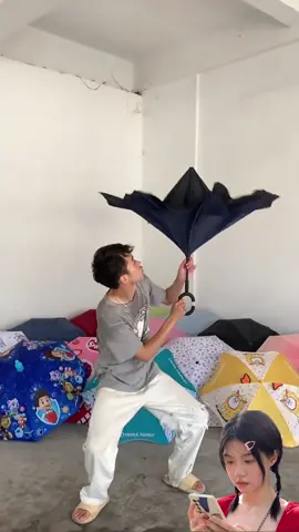 The magic reverse umbrella allows you to play with your mobile phone even when it rains!#umbrella #rainyday #fyp #practice  #12suanfeatured  #waterproof #rain 
