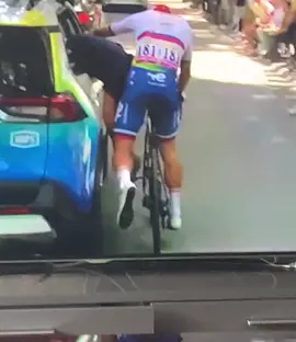 Skill of the highest order. @some.cycling #fyp #foryou #bike #cycling #viral #weird #protour #overwatch2 #essence #chainsawman 