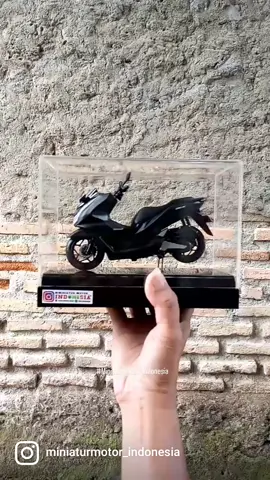 𝘾𝙚𝙠 𝙃𝙖𝙧𝙜𝙖 𝙨𝙞𝙡𝙖𝙝𝙠𝙖𝙣 𝙒𝙝𝙖𝙩𝙨𝘼𝙥𝙥 𝙮𝙖 𝙂𝙪𝙮𝙨.. Dijual terpisah HONDA PCX + KOTAK AKRILIK  _ Follow @miniaturmotor_indonesia 🇮🇩 .  Skala 1:12 Bahan Resin, PVC & Besi #miniaturmotorPCX #miniaturmotor_indonesia #honda #pcx #hondapcx #pcxlover #pcxrepublic #pcx150ล้อ17ไทยเเลนด์ #pcx150modifikasi #pcxlokalnation #pcx150indonesia #pcx150 #pcx150ล้อ17แต่งสวยthailand🇹🇭 #pcxlocal #pcx150led #hondapcxindonesia #hondapcx150 #hondapcxmodifikasi #hondapcxlokal #hondapcx2021 #hondapcxlocal #maxxis #maxxisindonesia #welovehonda #welovepcx #welovehondaid #hrchonda 