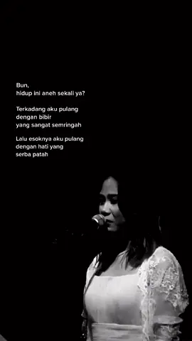 Bun .. hidup ini benar-benar aneh sekali ya? Kamu juga aneh. Aku juga aneh. Alisku menangis tapi bibirku tersenyum. Mataku mengeluarkan air tapi tenggorokanku tertawa. Aku ini kenapa? #nadinamizah #puisi #kutipan #sajak #fyp #foryoupage #xyzbca #rapsberrylatte #wattpadindonesia #duniaoren #quotes  