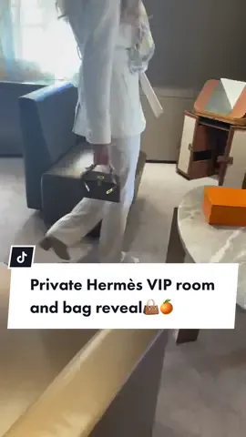 Come with me in a private Hermès VIP room where my SA had prepared a bag for me! 🍊 #luxuryshopping #luxuryexperience #viproom #hermesvip #hermesunboxing #hermesshopping #hermesreveal #minikelly #hermeschai #hermesetoupe #minikelly2 #bagunboxing #shoppingfun #comeshoppingwithme #comewith #parisshopping #parisexperience #elegantlady #chicoutfit 