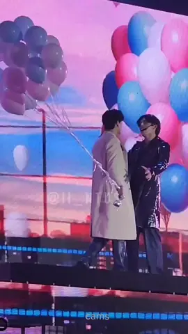 yes this is real 😭 PondPhuwin kissed on stage 😩😩 #fypシ #fffcampingconcert #pondphuwin #ปอนด์ภูวินทร์ #ppnaravit #phuwintang #thaiblactor #thaienthu #foryou 