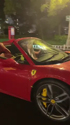 Buổi tối dược bạn gái lái xe Ferrari sang đón đi ăn chơi ! Chắc phải là trai đẹp mới được bị bạch Phú Mỹ yêu thôi!