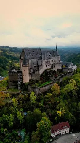 Have you ever seen the most beautiful castle in Luxembourg? 🏰 This can be visited in Vianden. #castle #castles #vianden #luxemburg #drone #visit #visitvianden #visitluxembourg #castles_oftheworld #castlephotography #fly #nature #destination #trip #viral #wonderful #vacation #luxemburgcity