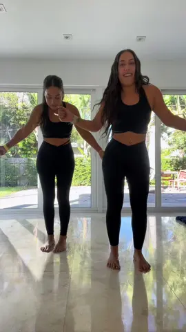 We had a hard time keeping it together. #lelieandivis #pamelapumpkinhalloweenworkout #halloweendance #zombies #identicaltwins #miami #twinpowersactivated #workout 