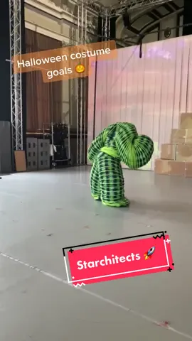 We love the Slinky Monster ☄️🌌 #halloweencostume #monster #childrensshow #dancecircus 