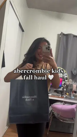 Dont sleep on abercrombie kids!! 🤍 im a size medium and fit the 15/16 yrs old 🛍️ they're on sale right now! 🍂 #abercrombiehaul2022 #abercrombiefallhaul #abercrombiefallfinds 