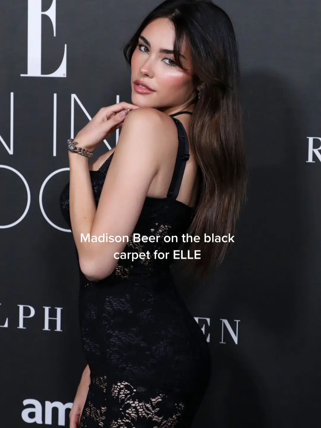 Love this dark look 🖤 #madisonbeer #womeninhollywood #elle #blackcarpet 