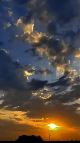 Asthetic view of sunset 🌄 #sunset #sham #goldensky #clouds #favouritetime #favouritetime #asthetic #fyp #lovely #viralvideo #maulajatt #foryou 