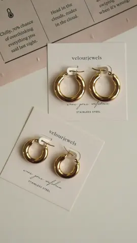 Everybody needs a pair of chunky gold hoop earrings in their jewelry collection. #antinghoop #antinghoops #earrings #jewelry #goldhoops #goldhoop #antingemas #anting #perhiasanemas #perhiasan