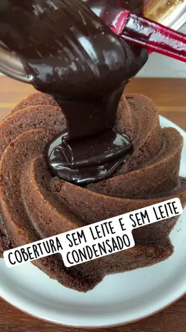 Cobertura de chocolate sem leite e sem leite condensado Tempo de preparo: 25 min Porções: 1 Cobertura de chocolate econômica 💰  Fiquei devendo a receita da cobertura de chocolate que usei no bolo de café e promessa é dívida. Essa receita é muito legal porque é super econômica visto que o preço do leite e do leite condensado estão nas alturas!! Gostou? Já salva pra fazer no próximo bolo 🍰  Ingredientes  1 xícara de açúcar  1 xícara de água  1/2 xícara de chocolate em pó  2 colheres de margarina Modo de fazer: no vídeo##receitasfaceis #receitasimples #fyp 
