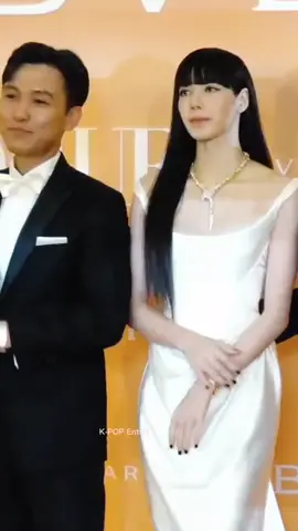 At bakit maypa HOLDING HANDS?? 👀 #lisa #lilies #blinks💖 #blackpink #bvlgari #lisabvlgari  #foryou 