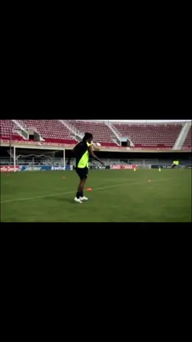 The video of Ronaldinho shooting the crossbar shocked football, and no one knows whether it is true or not.