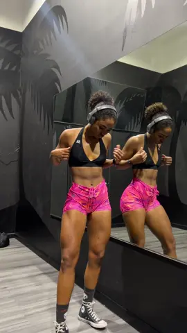 Los shorts/bra lo encuentran en ohyasfit.com usa mi codigo CHANELIS10 para tu descuento mi amorrrrrr✨✨✨ #legs #quads #hacksquat #quadworkout 