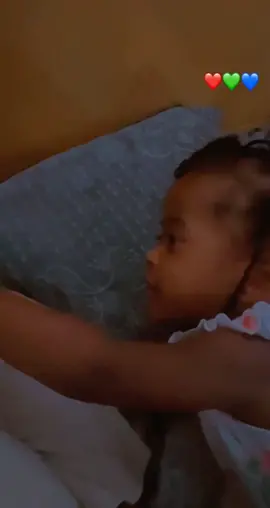 😂😂😂😂 girl dont even know how to fake sleep #fyp #blackgirltiktok #foryoupage #virlavideo 