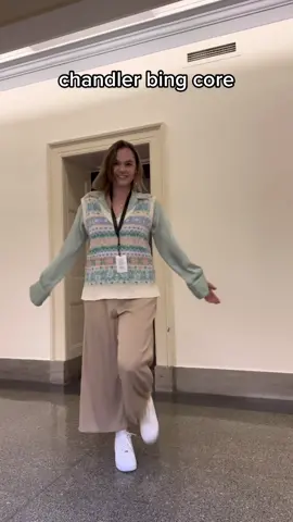 I either dress like rachel or chandler 🤭 there’s no in between #friends #workoutfit #chandlerbing 