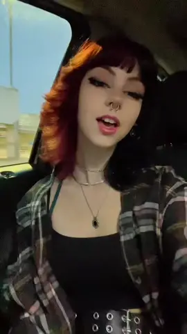 Did the hair(s) again c: ❤️🖤  Fun fact I live out of my car pretty much 5 hours a day :p #fyp #foryou #foryoupage #redblack #splitdyedhair 
