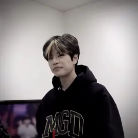 I'm gonna stay 🎶 supports Minnie's OST a lot ... it's incredibly beautiful to hear him sing :( #seungmin 
