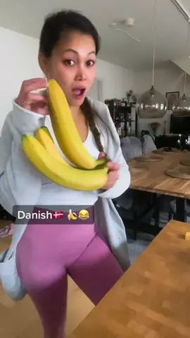 Do you like bananas? 😂🍌 #danskbanan #frugt #foryou #danmark #denmark🇩🇰 #dansktiktok #sjovogballade #banana #healthtips #asianfood #godweekend 