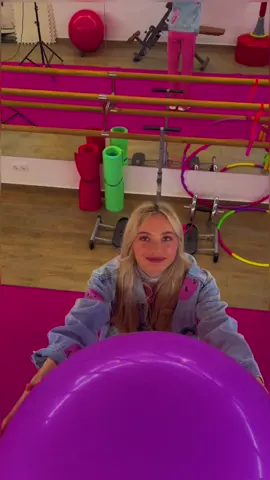 How tall do you think Cassie is?😂😂😂 #timtin #crazycasa #fyp #tiktokusa #trend #recommendations #big #small #story #ball #tall 