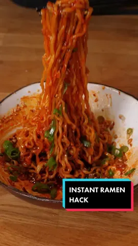 Sometimes I eat instant ramen too 🍜  🇬🇧 Ingredients: 1 pack of instant ramen 2 scallions 2 garlic cloves 1 tsp sesame seeds 1 tbsp soy sauce 1 tsp black/rice vinegar 🇵🇱 Składniki: 1 opakowanie instant ramen 2 cebule dymki 2 ząbki czosnku  1 łyżeczka nasion sezamu 1 łyżka sosu sojowego 1 łyżeczka czarnego octu (zamiennie ryżowego) #coocharz #instantramen #ramenhack #recipes 