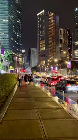 A night time stroll in the rain in Kuala Lumpur, Malaysia. 🇲🇾 #petronastwintower #petronasmalaysia #malaysia #beautifulview #rain #chillrain #nighttimewalks #kualalumpur #citylights #metropolitan #beautifulmalaysia #rainshower #bustlingcity #livecity #brightcitylights #petronastwintowers #petronastower🇲🇾 