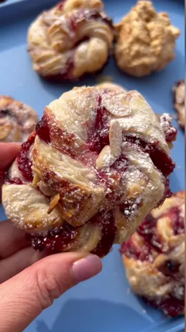 Ecco un’idea facilissima per la merenda 🤤GIRELLE DI SFOGLIA ALLA MARMELLATA con MANDORLE 🥳croccanti. Una tira l’altra! Vanno a ruba…  1 rotolo Pasta Sfoglia (rettangolare) 4 cucchiai Confettura di fragole o altro tipo q.b. Zucchero (o zucchero di canna) q.b. lamelle di mandorle (o mandorle tritate)  Cuoci in forno ventilato a 180 x circa 15-20 m  #g#giallozafferanof#foodbloggerr#recipesl#lericettedigessicai#igersitaliaf#Foodie#c#cucinaitaliana#f#food#i#instafoodi#italianfood#s#solocosebuonef#fooditalia#r#ricettef#foodstylef#foodlovef#foodpicr#ricettafaciler#ricettevelocimerenda
