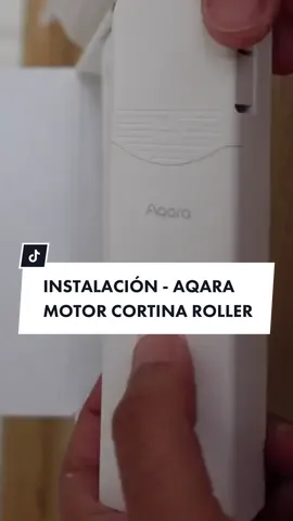 Simplifica tu vida y automatiza tus cortinas 🤩 Que mejor que este pequeño y poderoso motor suba o baje las cortinas de forma automática 🏠🕹️ Encuentra esto y más en www.domotiz.cl 🌐 #domótizchile #domotica #smarthome #casainteligente #applehomekit #alexa #googlehome #aqara  #motorcortina #motorparacortinas #cortinaroller  #agara #cortinaroller