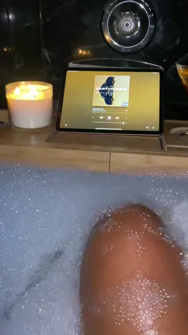 Who doesn’t love a good vibey bubble bath? Self care Sunday ✨🍹 #bubblebathtime #blackgirlluxury #blackgirlselfcare #bathandwine #bathtime #bathbar #spadayathome 