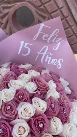 💗🤍💗Feliz 15 Años💗🤍💗 . . . . . . . . . . . #kalibouquets #15año #niñabonita #15primavera #rosas #florist #ramobuchon #100rosas #15añera #perrisca # 