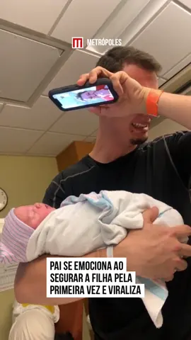 Pai se emociona ao segurar a filha pela primeira vez e viraliza. Quando o tão esperado #filho nasce, a felicidade fica estampada no rosto dos pais, como aconteceu com Tyler Mayes #TikTokNotícias 